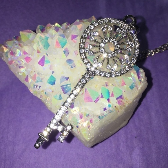 🆕🗝Rhinestone Skeleton Key Necklace🗝 - Picture 4 of 11